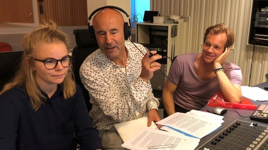 Teknikern Lisa Abramhamsson, Mark Levengood och producenten Henrik Johnsson. Foto: Bibi Rödöö