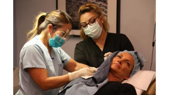 Dr. Lee opererar Sandra Hampton. Foto: Discovery Communications